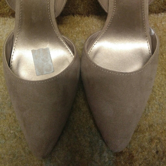 Heels - Picture 4 of 4